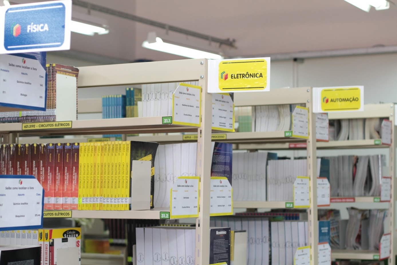 Foto das estantes de livros de física, eletrônica e automação